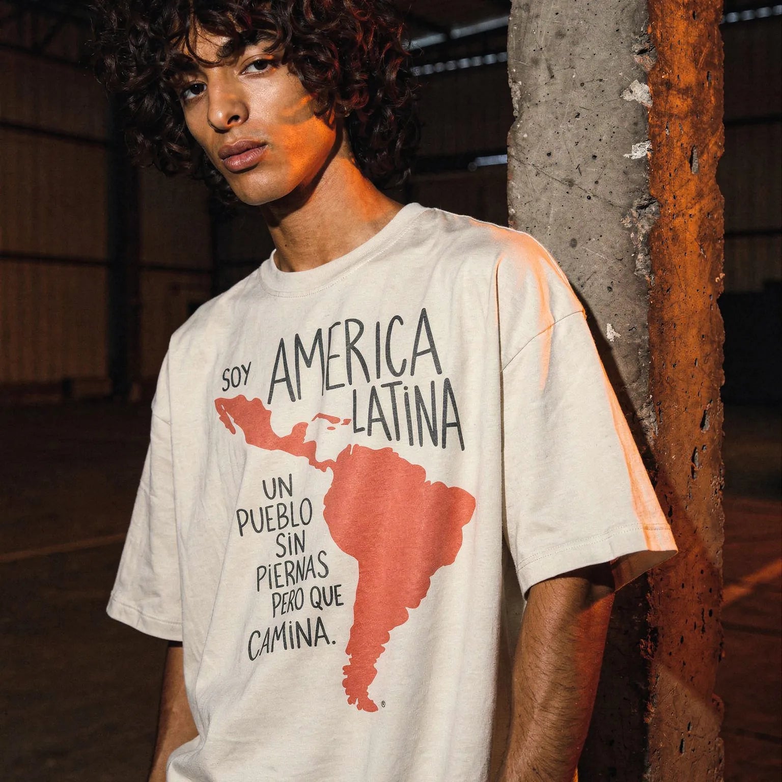 Camiseta Oversized Soy America Latina Masculina Off-White