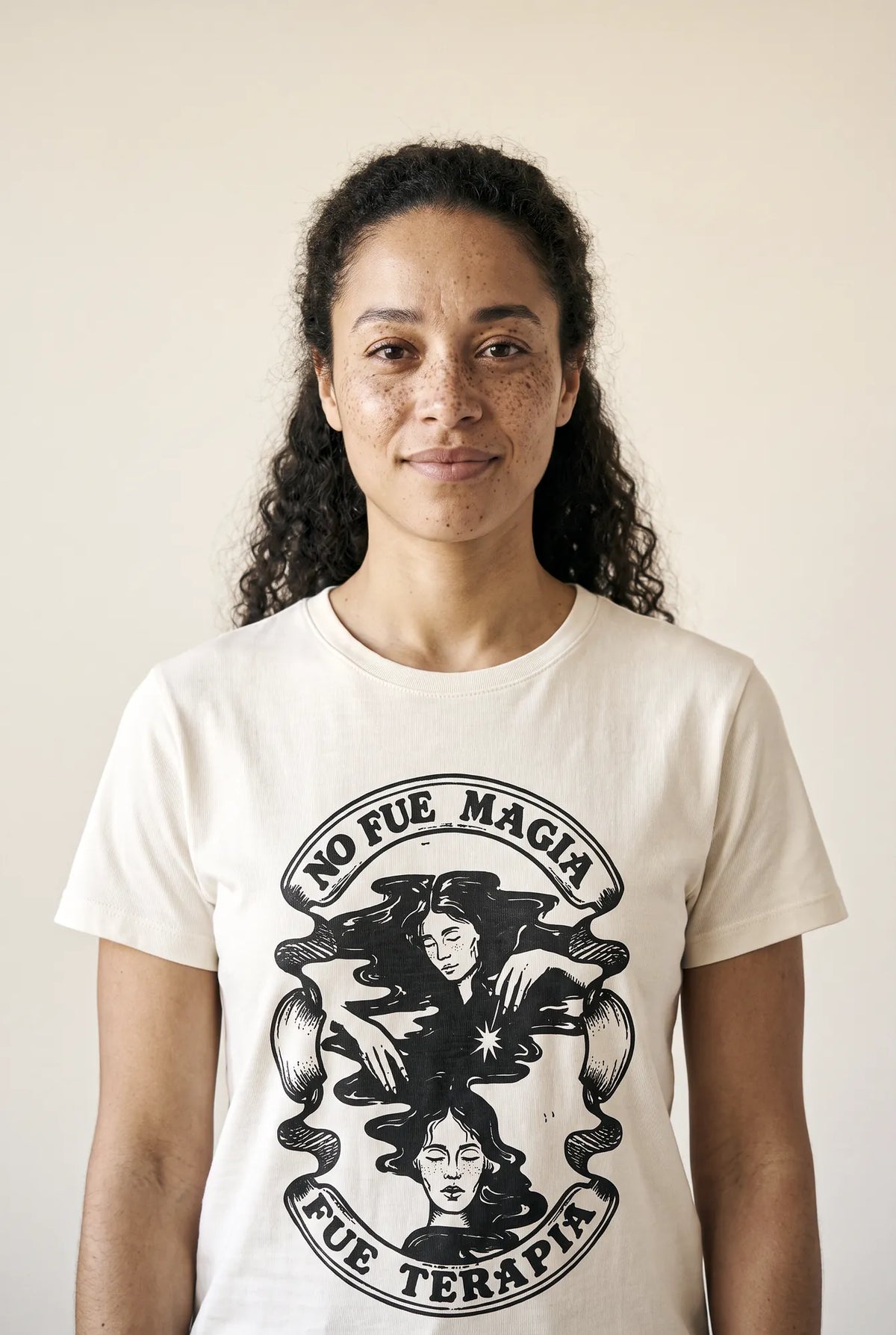 Camiseta Básica No Fue Magia, Fue Terapia Feminina Off-White