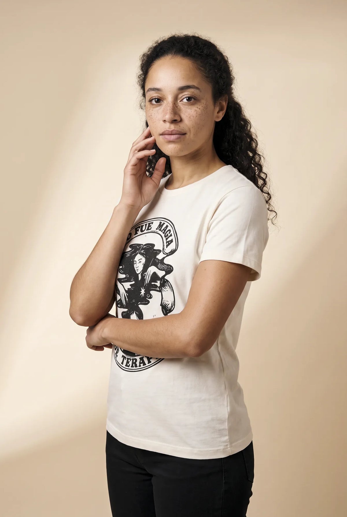 Camiseta Básica No Fue Magia, Fue Terapia Feminina Off-White