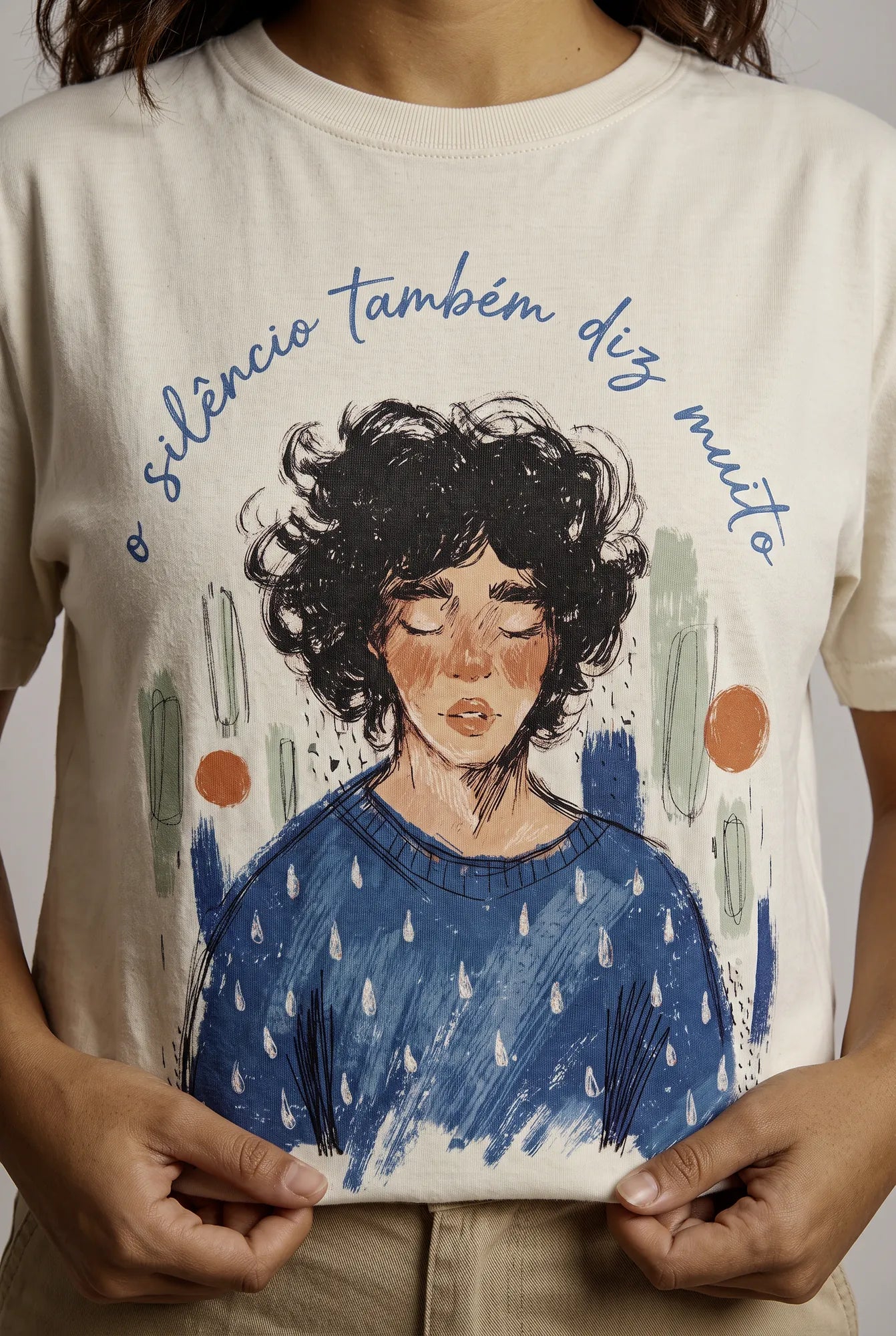 Camiseta Básica O Silêncio Também Diz Muito Feminina Off-White