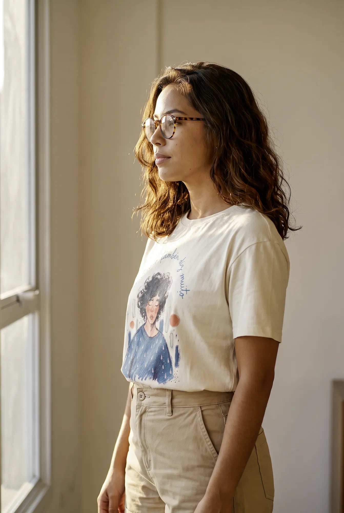 Camiseta Básica O Silêncio Também Diz Muito Feminina Off-White