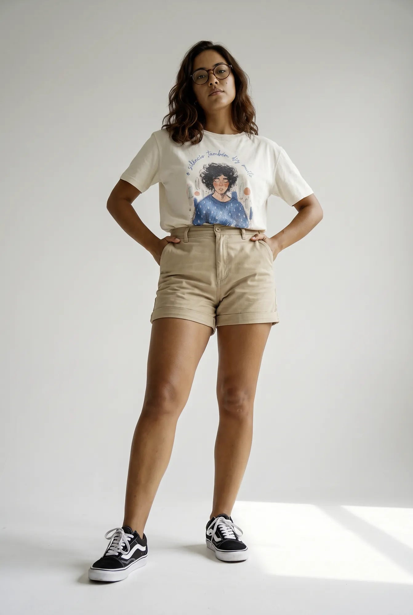 Camiseta Básica O Silêncio Também Diz Muito Feminina Off-White