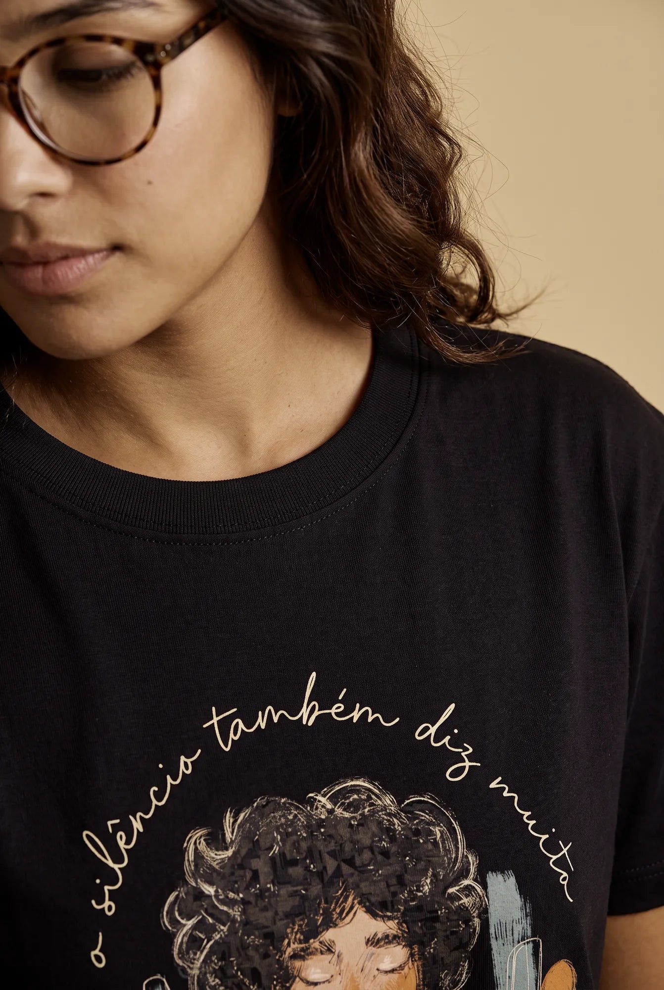 Camiseta Básica O Silêncio Também Diz Muito Feminina Preto