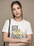 Camiseta Básica Quem Domina a Percepção, Controla o Resultado Feminina Off-White