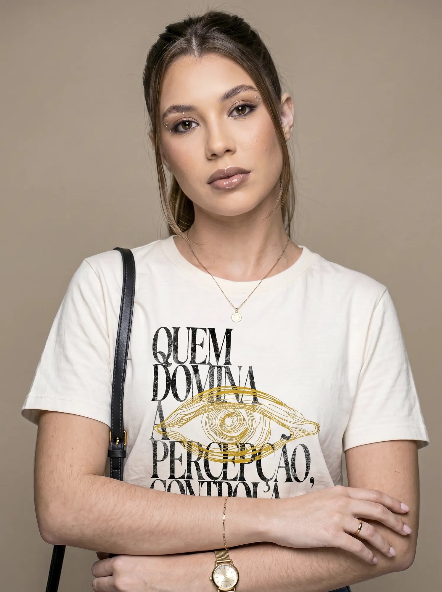 Camiseta Básica Quem Domina a Percepção, Controla o Resultado Feminina Off-White