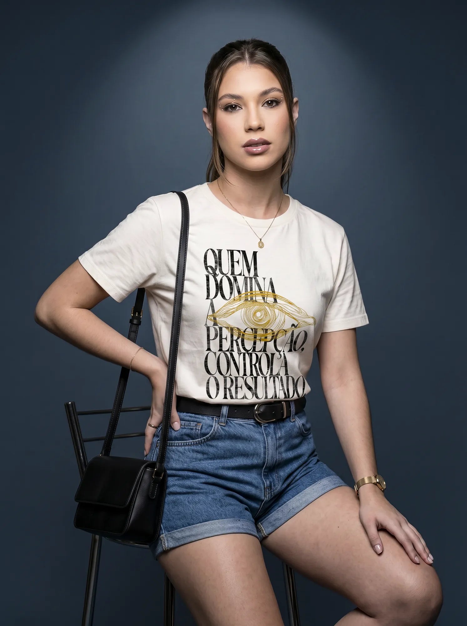 Camiseta Básica Quem Domina a Percepção, Controla o Resultado Feminina Off-White