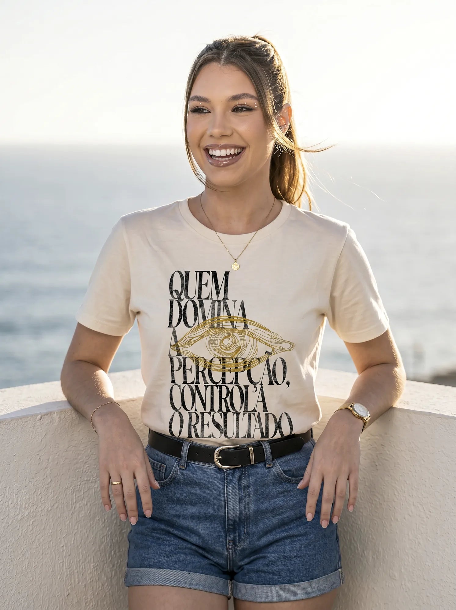Camiseta Básica Quem Domina a Percepção, Controla o Resultado Feminina Off-White