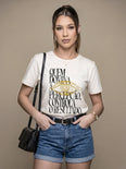 Camiseta Básica Quem Domina a Percepção, Controla o Resultado Feminina Off-White