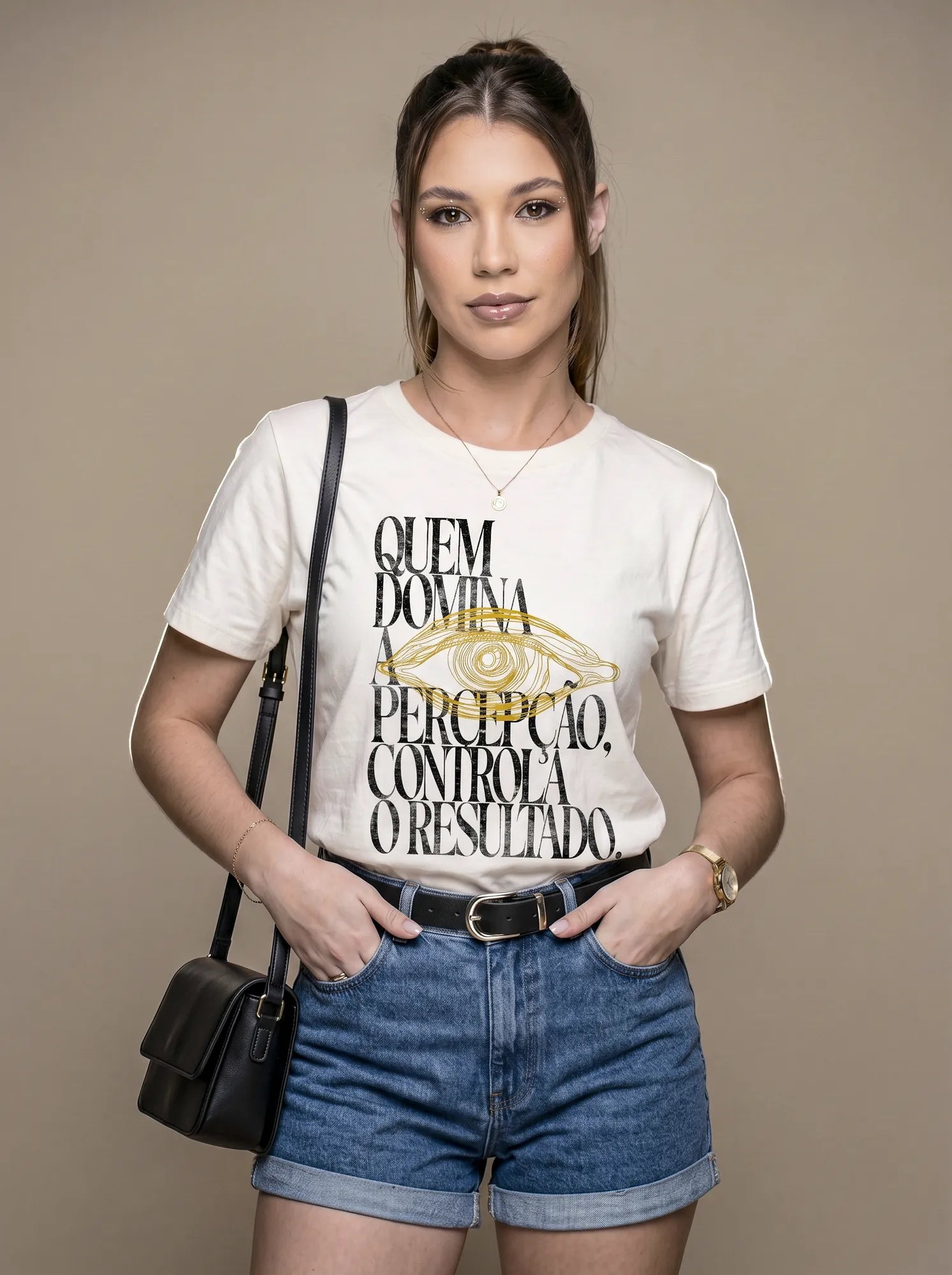 Camiseta Básica Quem Domina a Percepção, Controla o Resultado Feminina Off-White