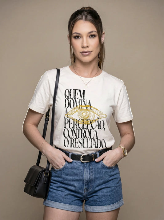 Camiseta Básica Quem Domina a Percepção, Controla o Resultado Feminina Off-White