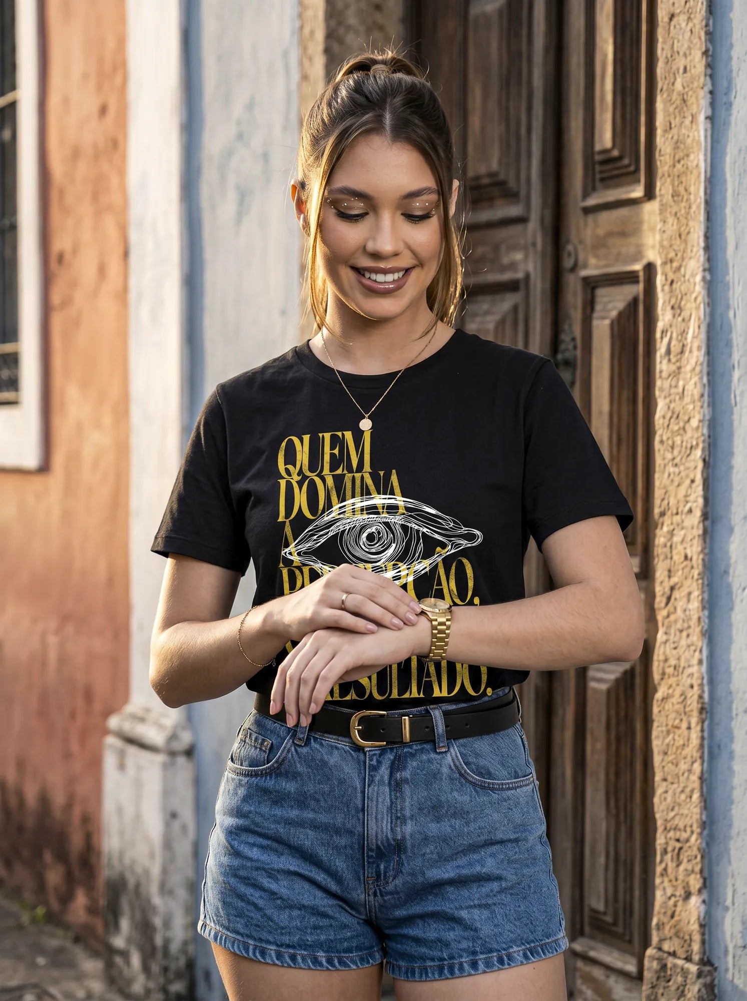 Camiseta Básica Quem Domina a Percepção, Controla o Resultado Feminina Preto