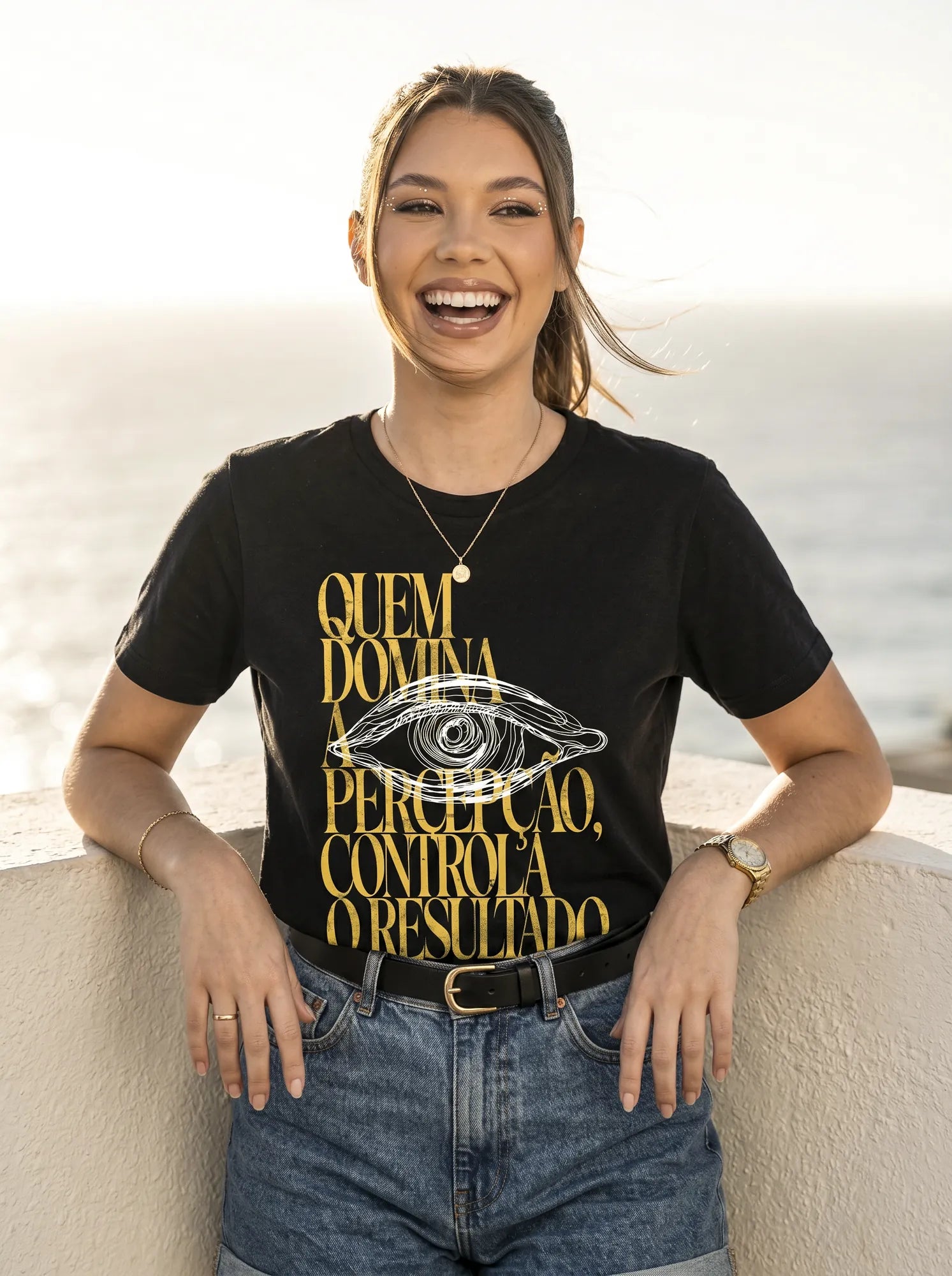Camiseta Básica Quem Domina a Percepção, Controla o Resultado Feminina Preto