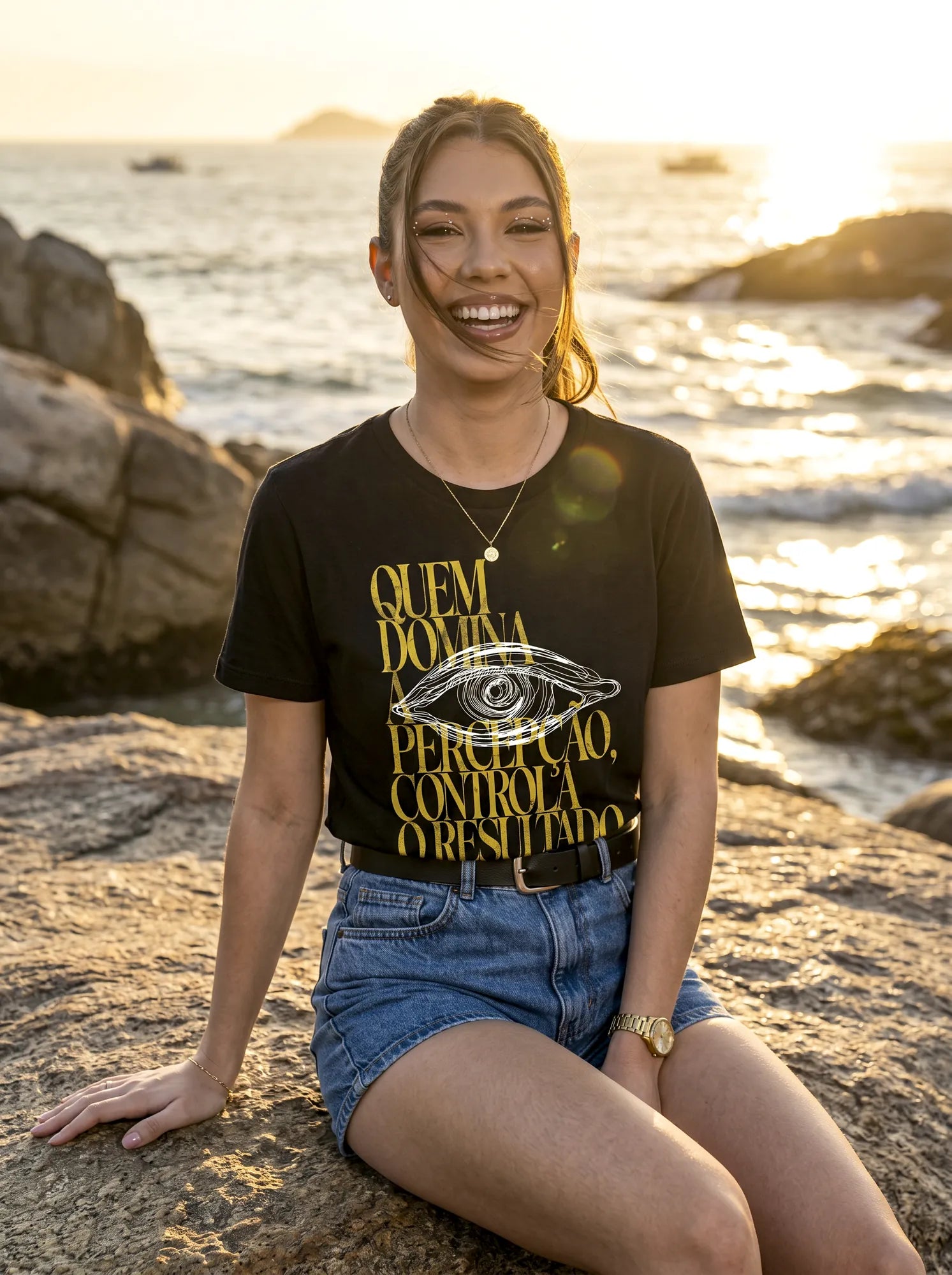 Camiseta Básica Quem Domina a Percepção, Controla o Resultado Feminina Preto