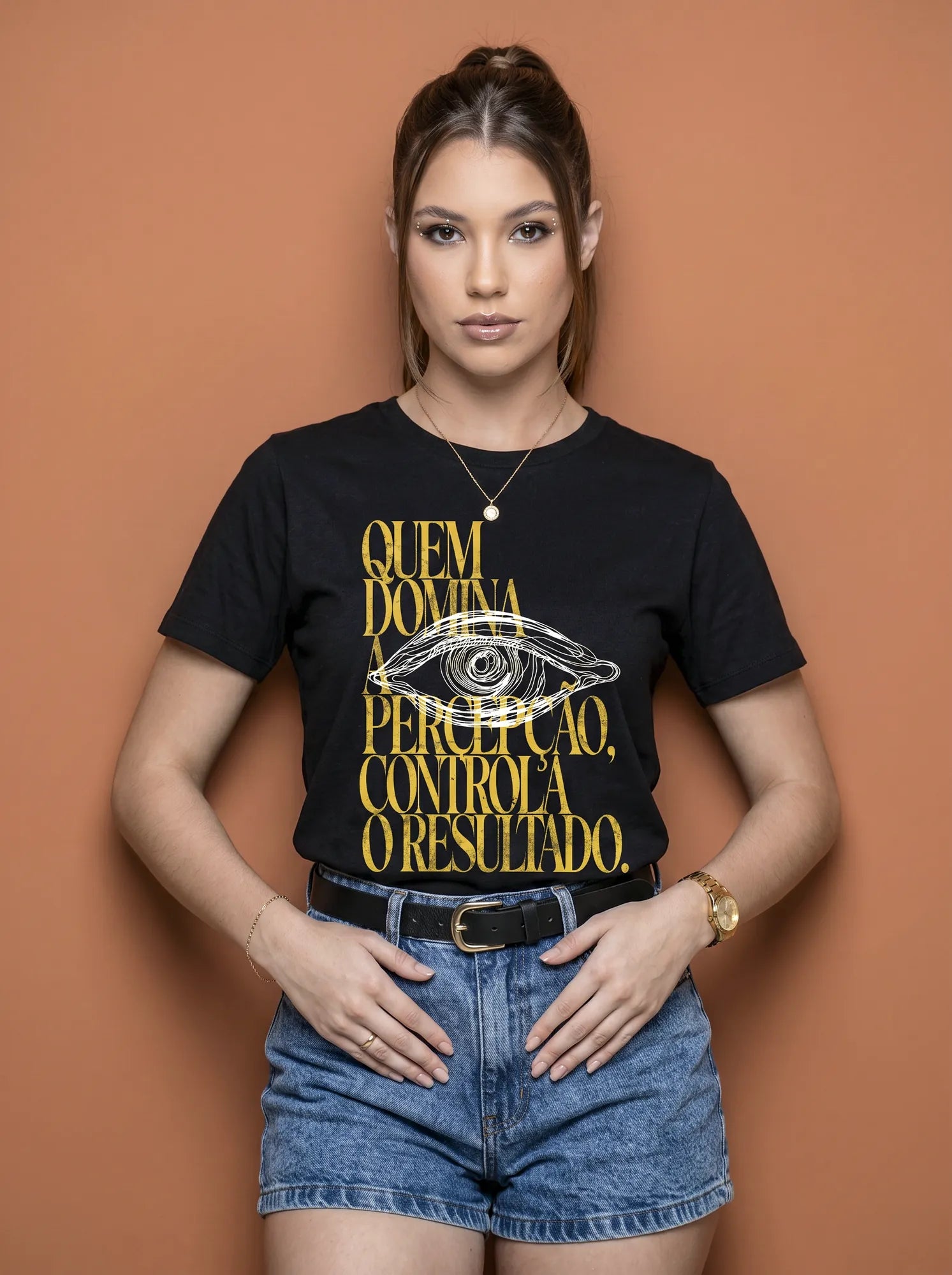 Camiseta Básica Quem Domina a Percepção, Controla o Resultado Feminina Preto