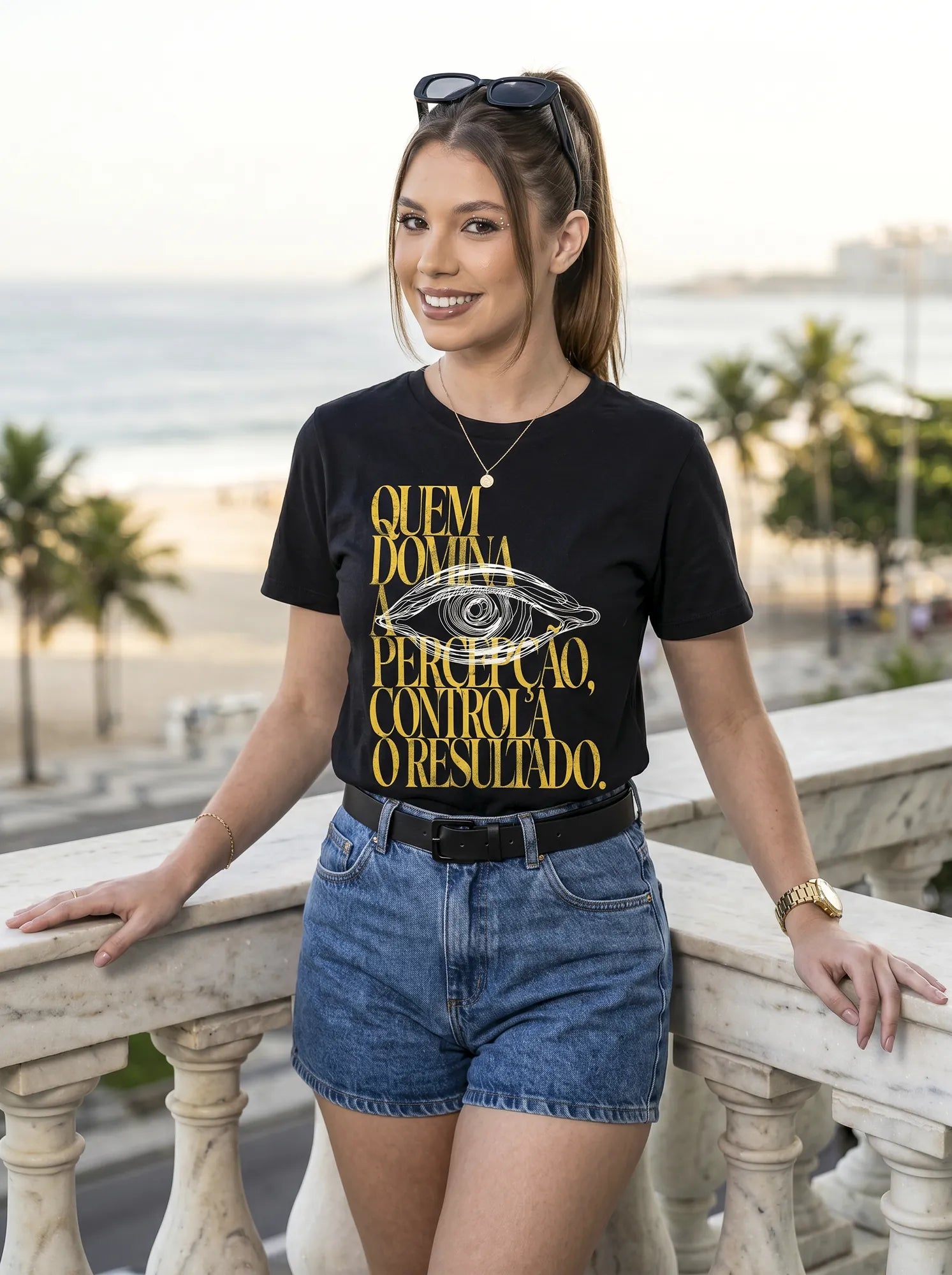 Camiseta Básica Quem Domina a Percepção, Controla o Resultado Feminina Preto
