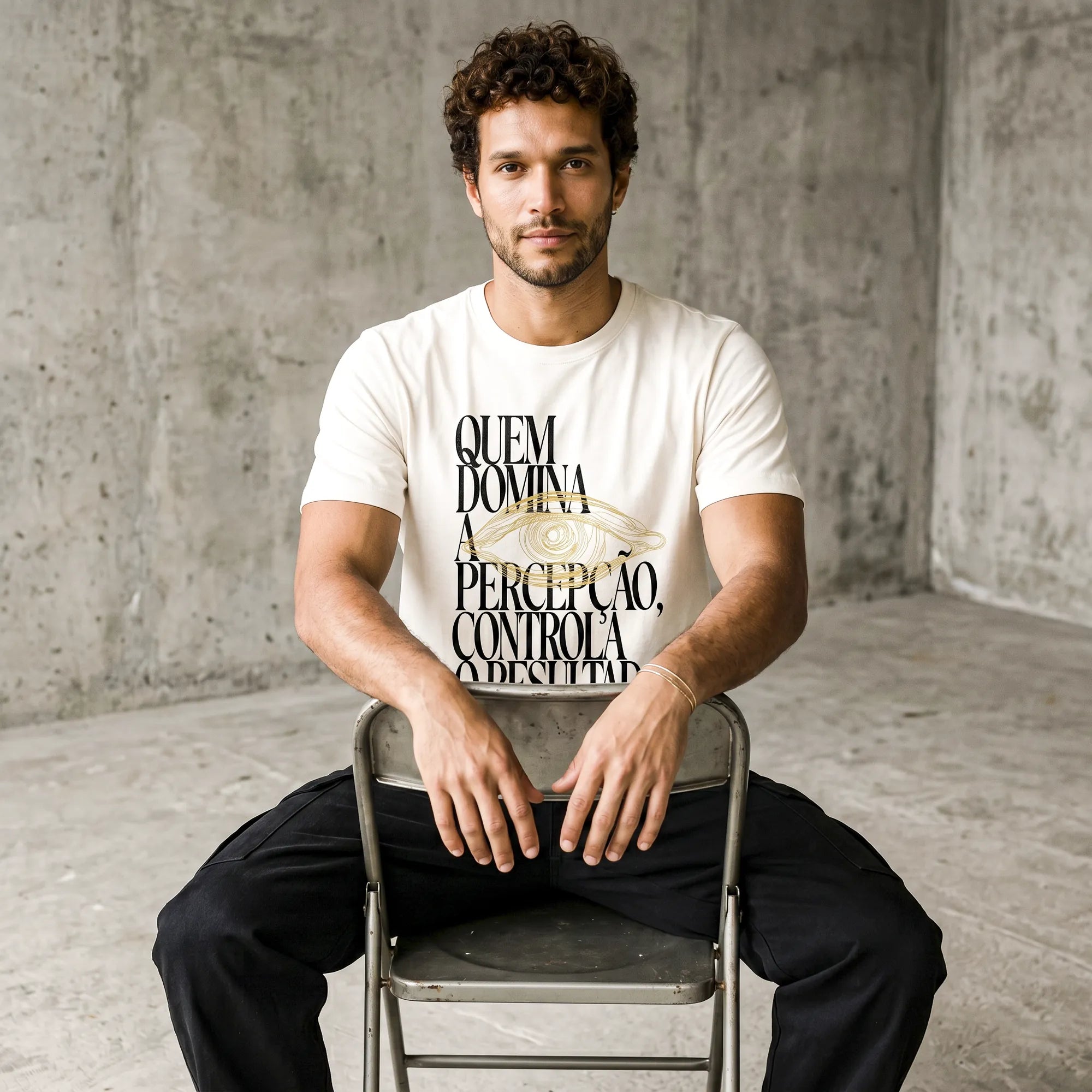 Camiseta Básica Quem Domina a Percepção, Controla o Resultado Masculina Off-White