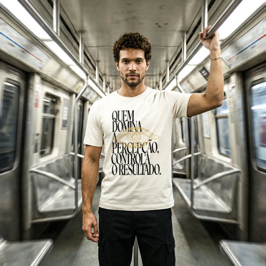 Camiseta Básica Quem Domina a Percepção, Controla o Resultado Masculina Off-White