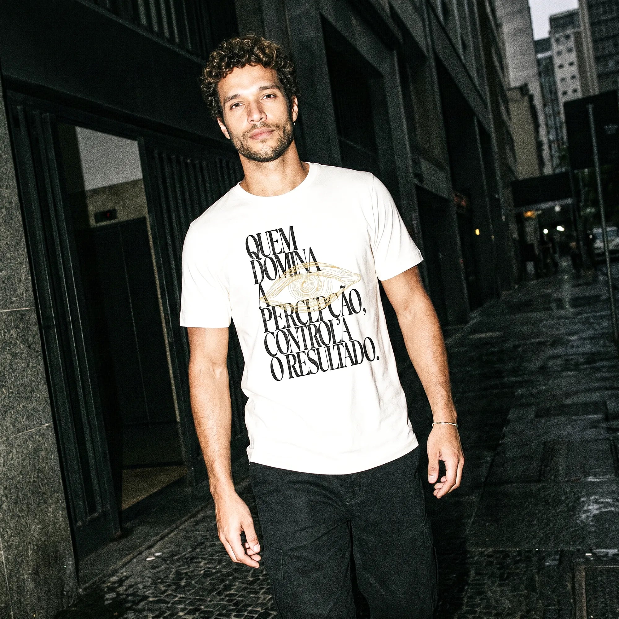 Camiseta Básica Quem Domina a Percepção, Controla o Resultado Masculina Off-White