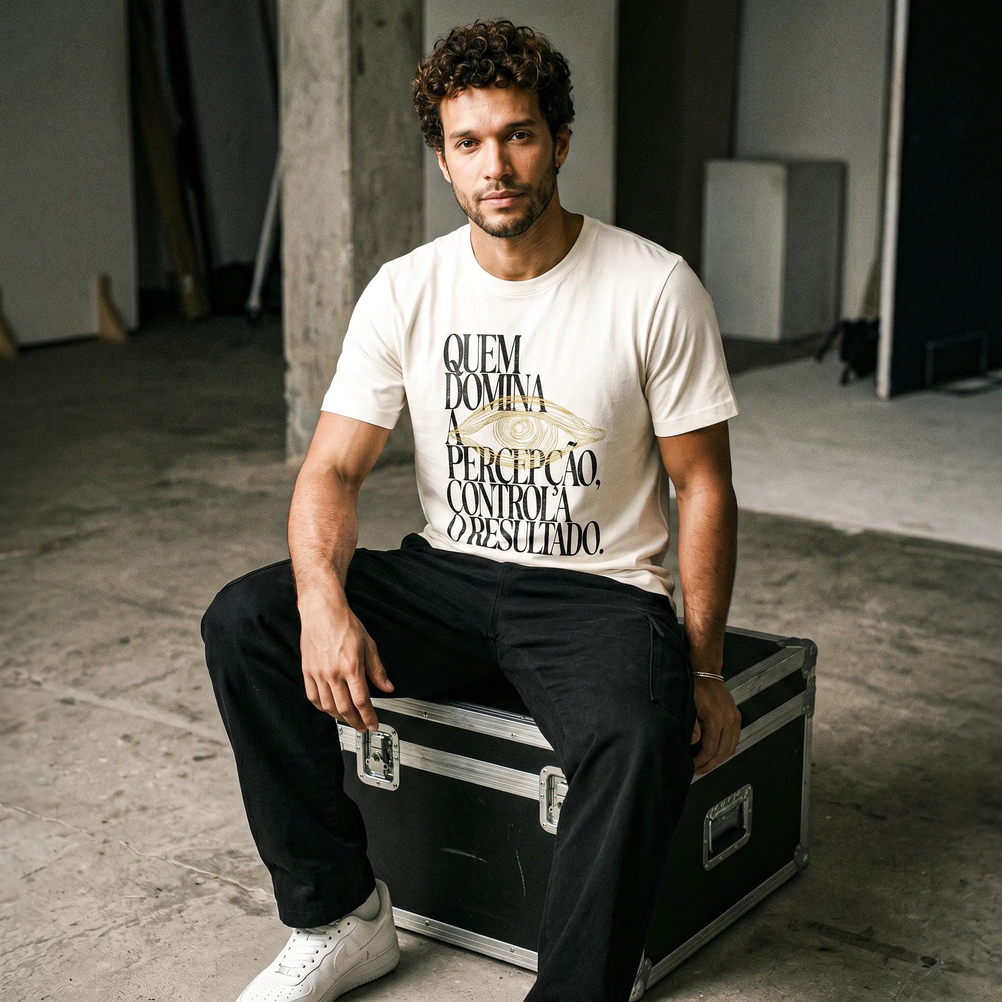 Camiseta Básica Quem Domina a Percepção, Controla o Resultado Masculina Off-White