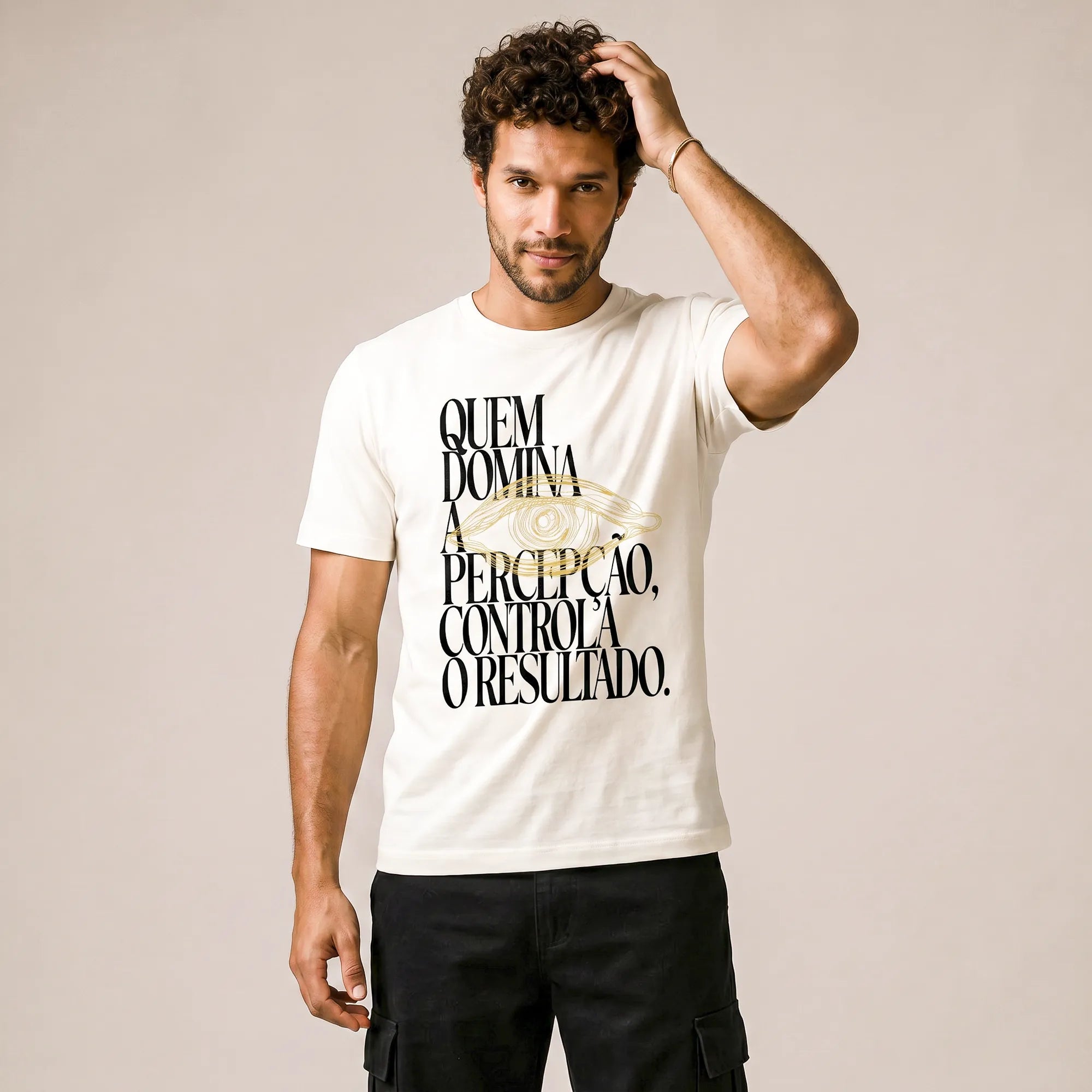 Camiseta Básica Quem Domina a Percepção, Controla o Resultado Masculina Off-White