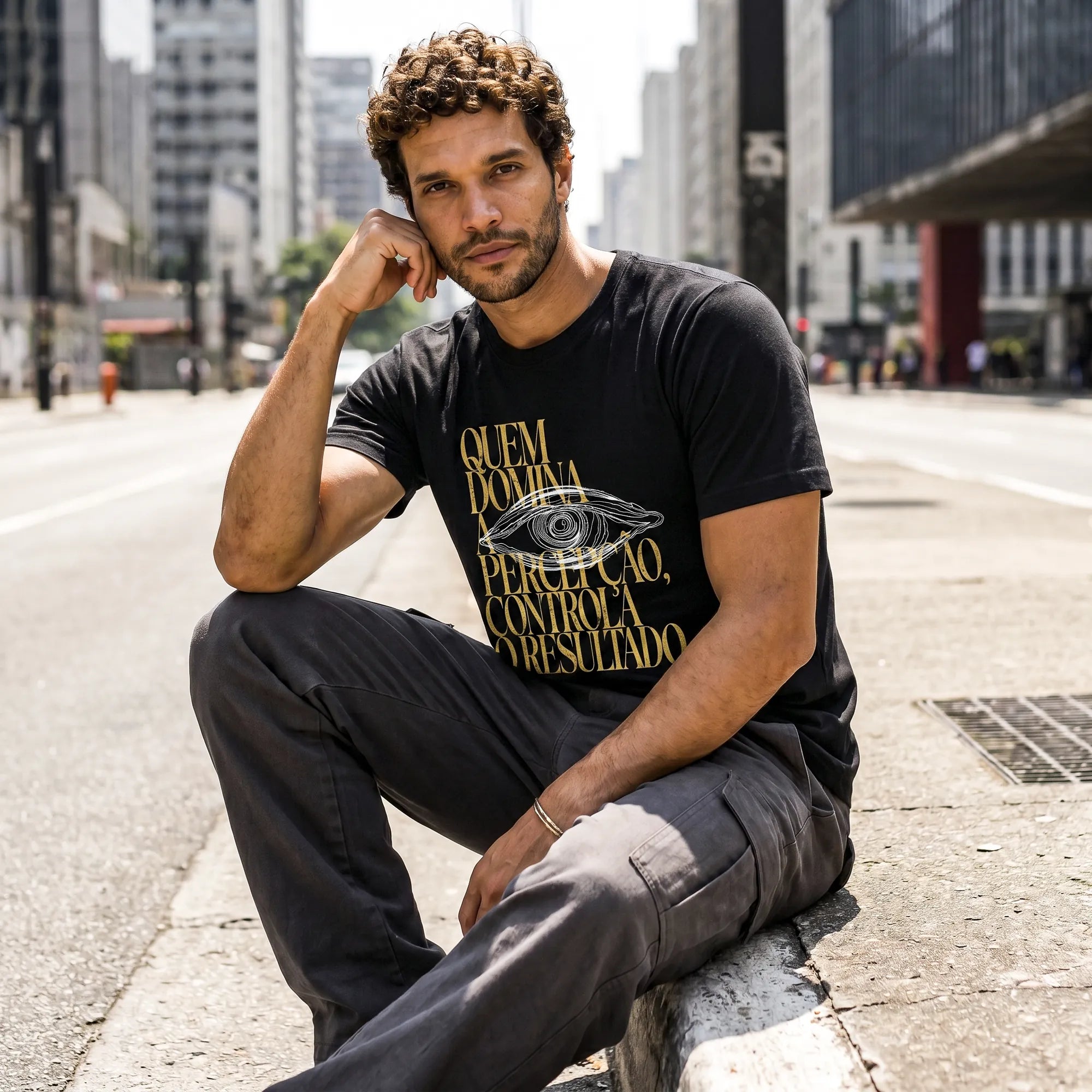 Camiseta Básica Quem Domina a Percepção, Controla o Resultado Masculina Preto
