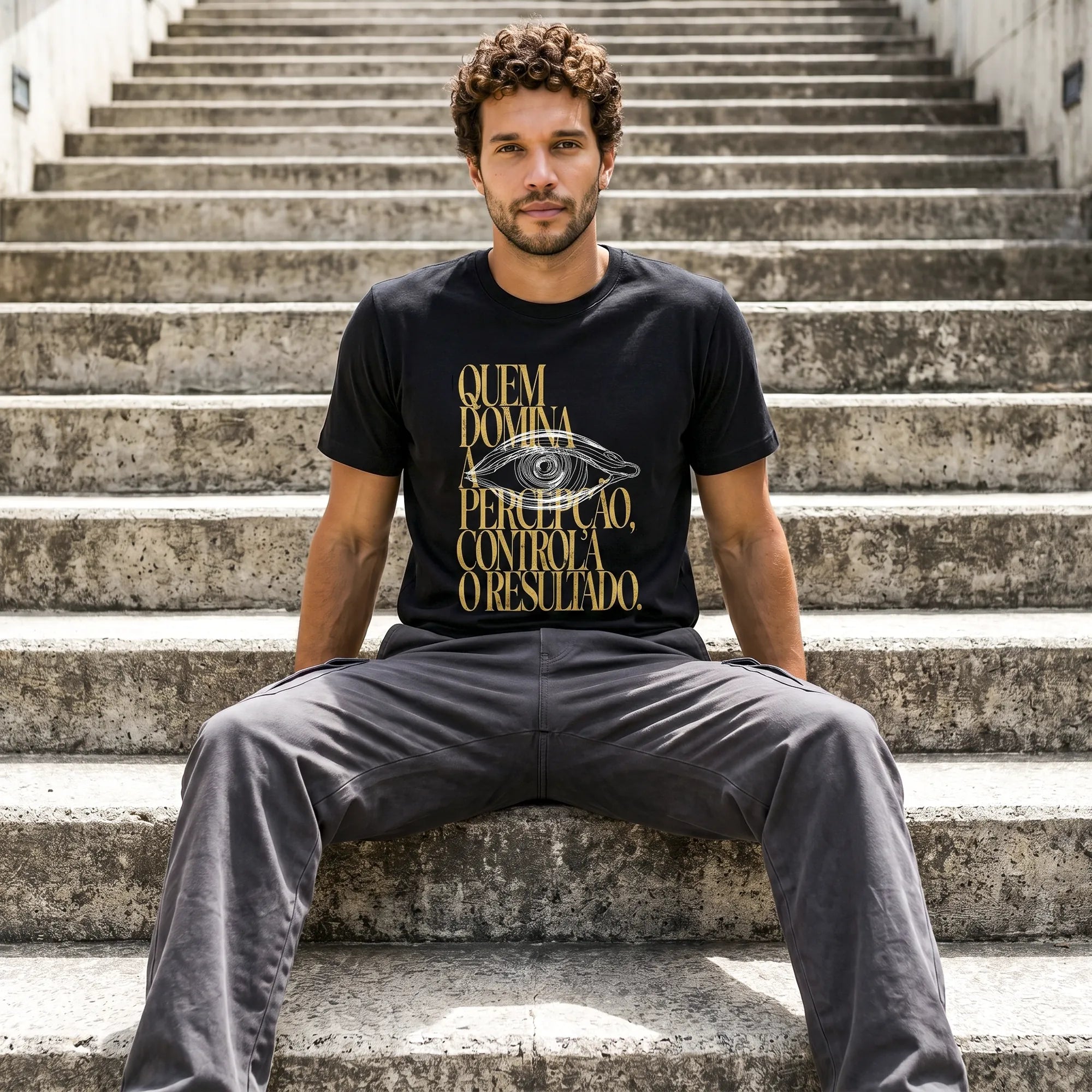 Camiseta Básica Quem Domina a Percepção, Controla o Resultado Masculina Preto