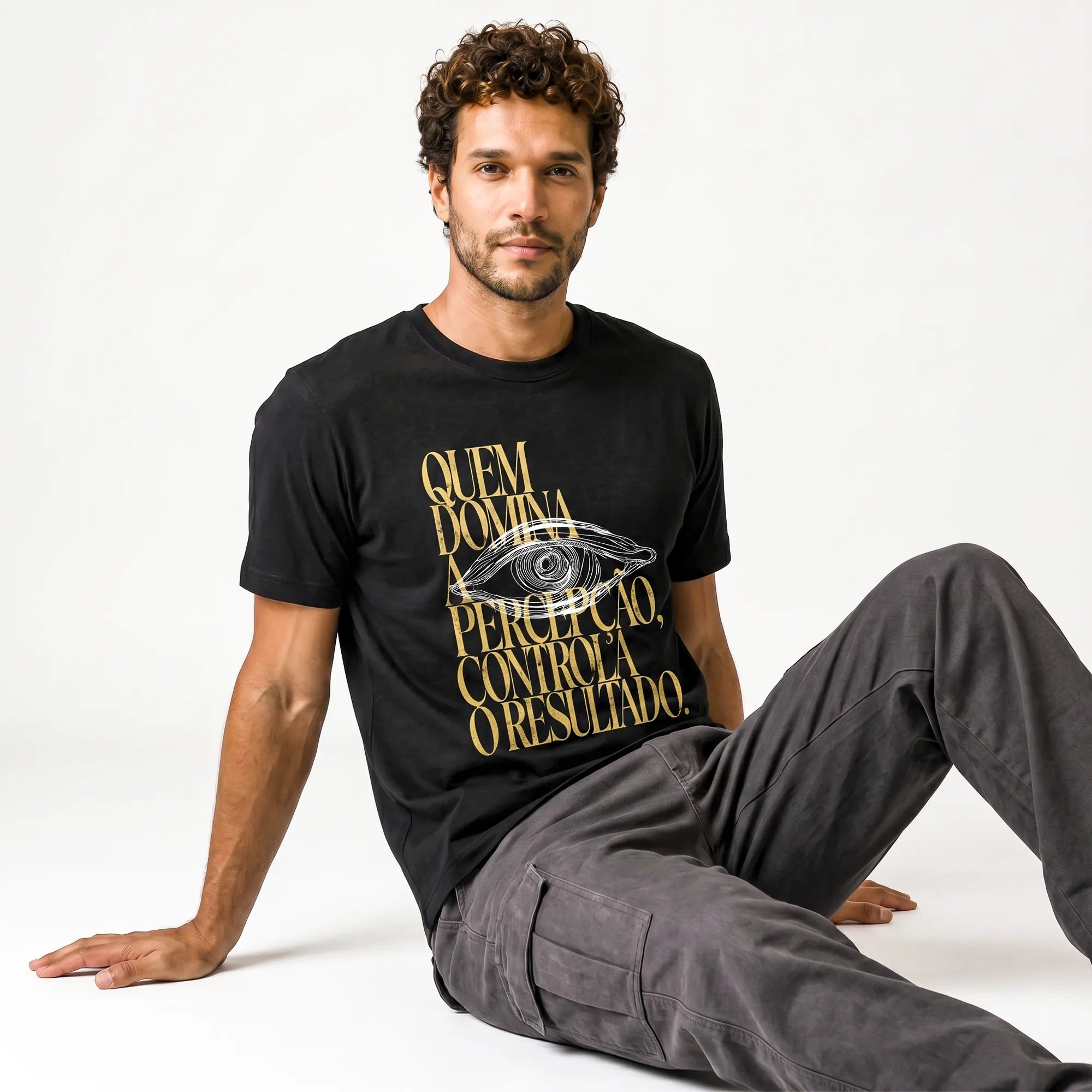 Camiseta Básica Quem Domina a Percepção, Controla o Resultado Masculina Preto