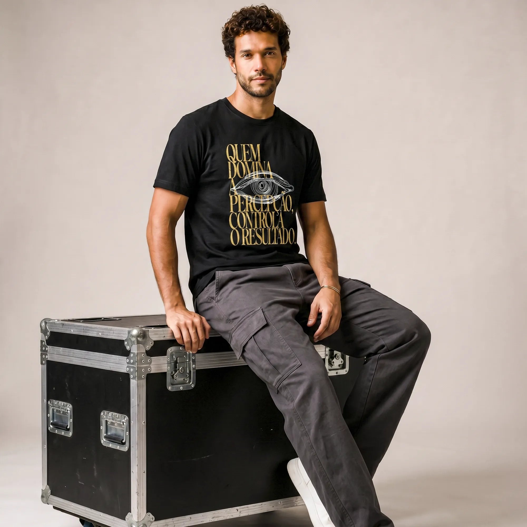 Camiseta Básica Quem Domina a Percepção, Controla o Resultado Masculina Preto
