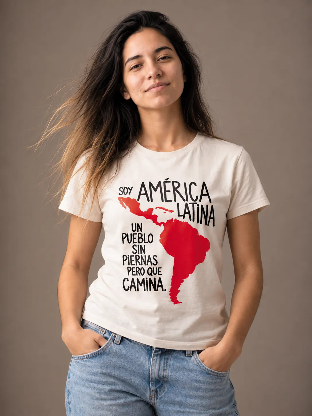 Camiseta Básica Soy América Latina Feminina Off-White