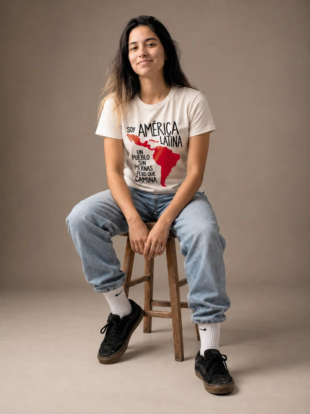 Camiseta Básica Soy América Latina Feminina Off-White