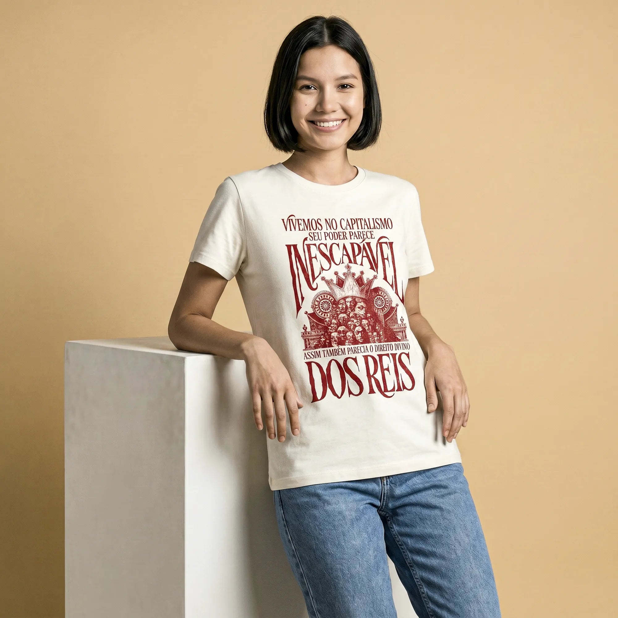 Camiseta Básica Vivemos no Capitalismo Feminina Off-White