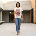 Camiseta Básica Vivemos no Capitalismo Feminina Off-White