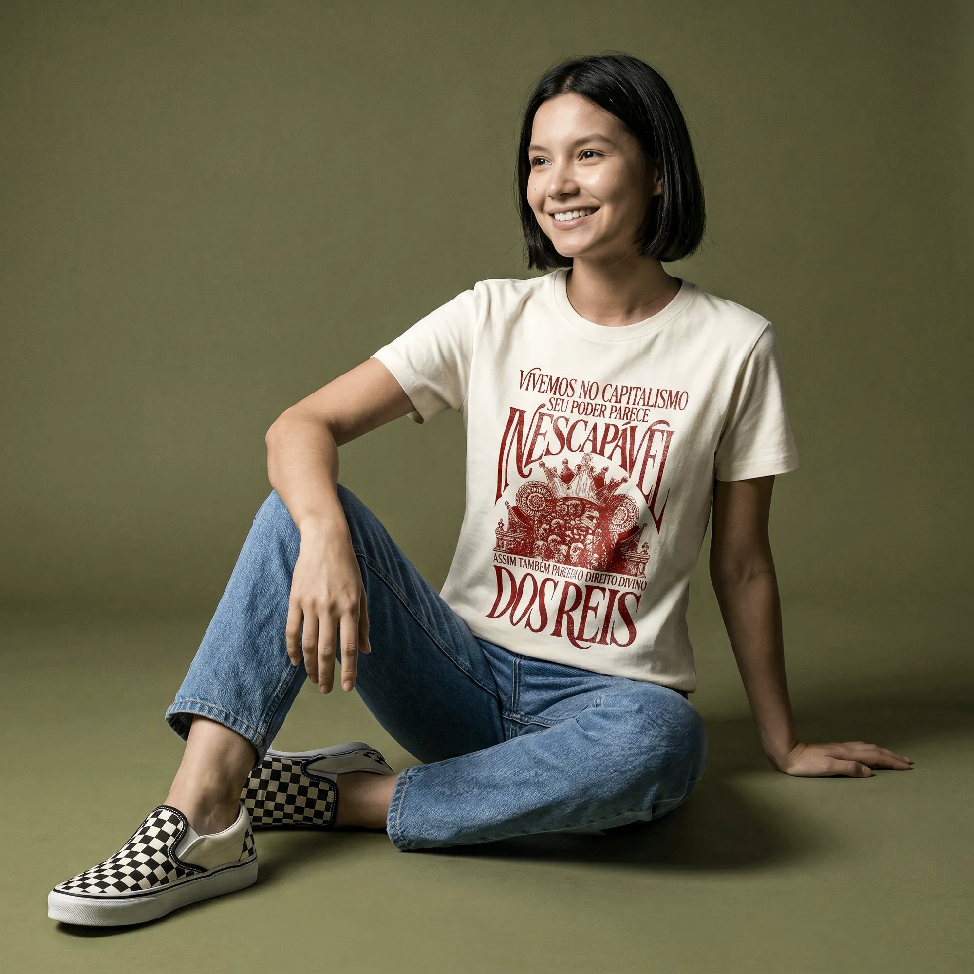 Camiseta Básica Vivemos no Capitalismo Feminina Off-White