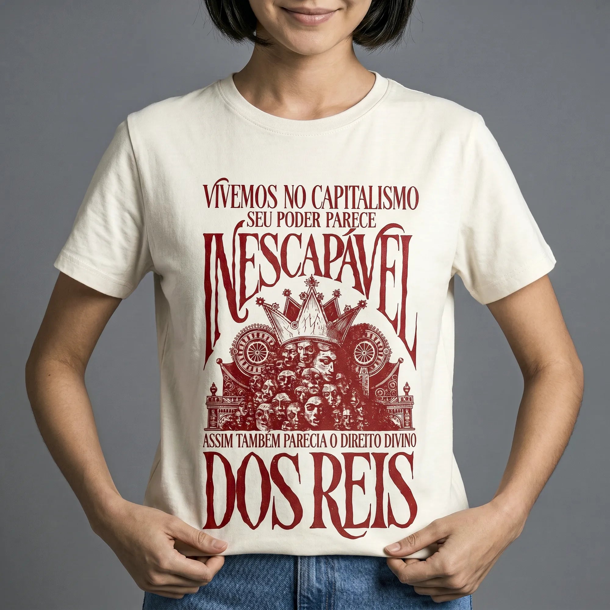 Camiseta Básica Vivemos no Capitalismo Feminina Off-White