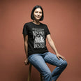 Camiseta Básica Vivemos no Capitalismo Feminina Preto