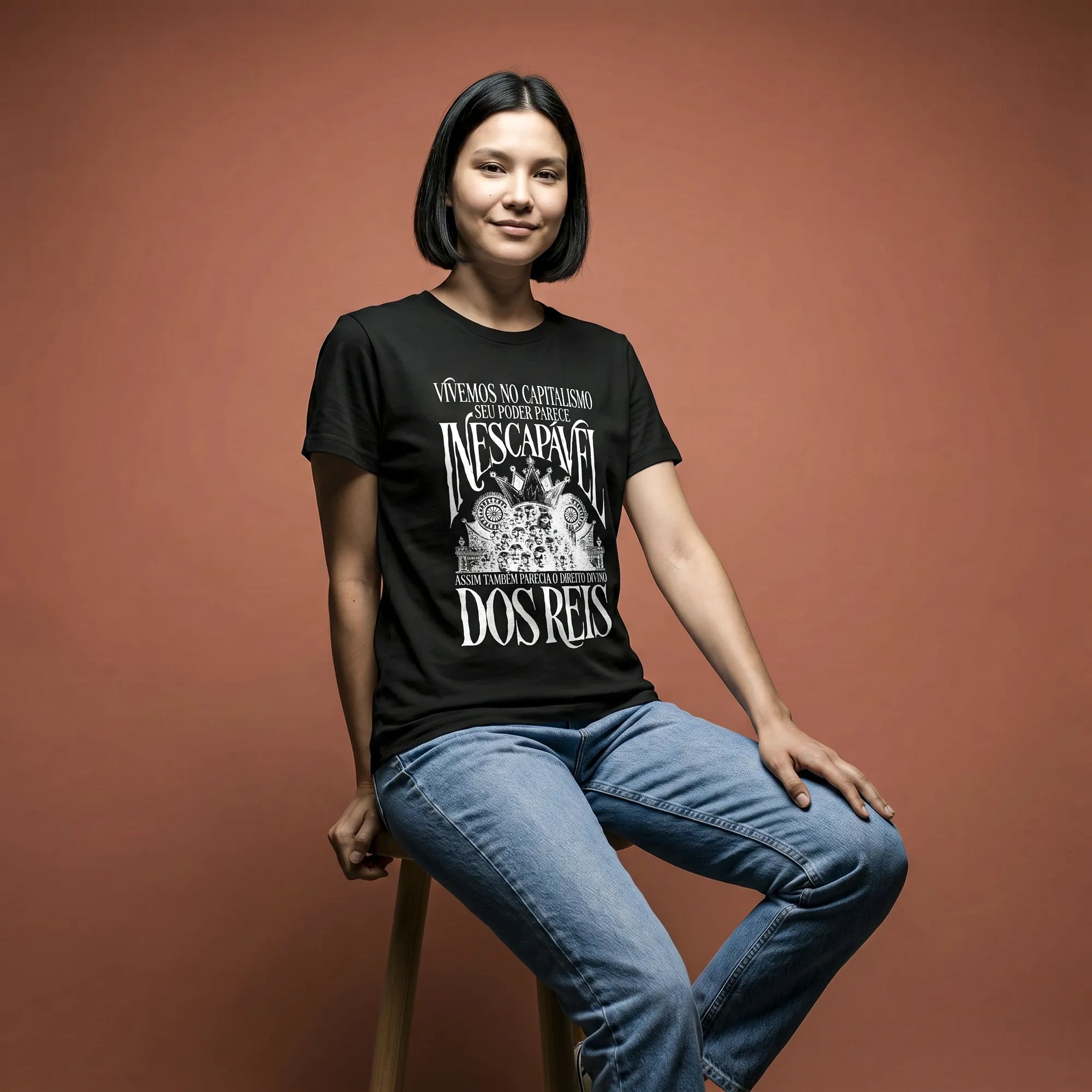 Camiseta Básica Vivemos no Capitalismo Feminina Preto
