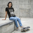 Camiseta Básica Vivemos no Capitalismo Feminina Preto