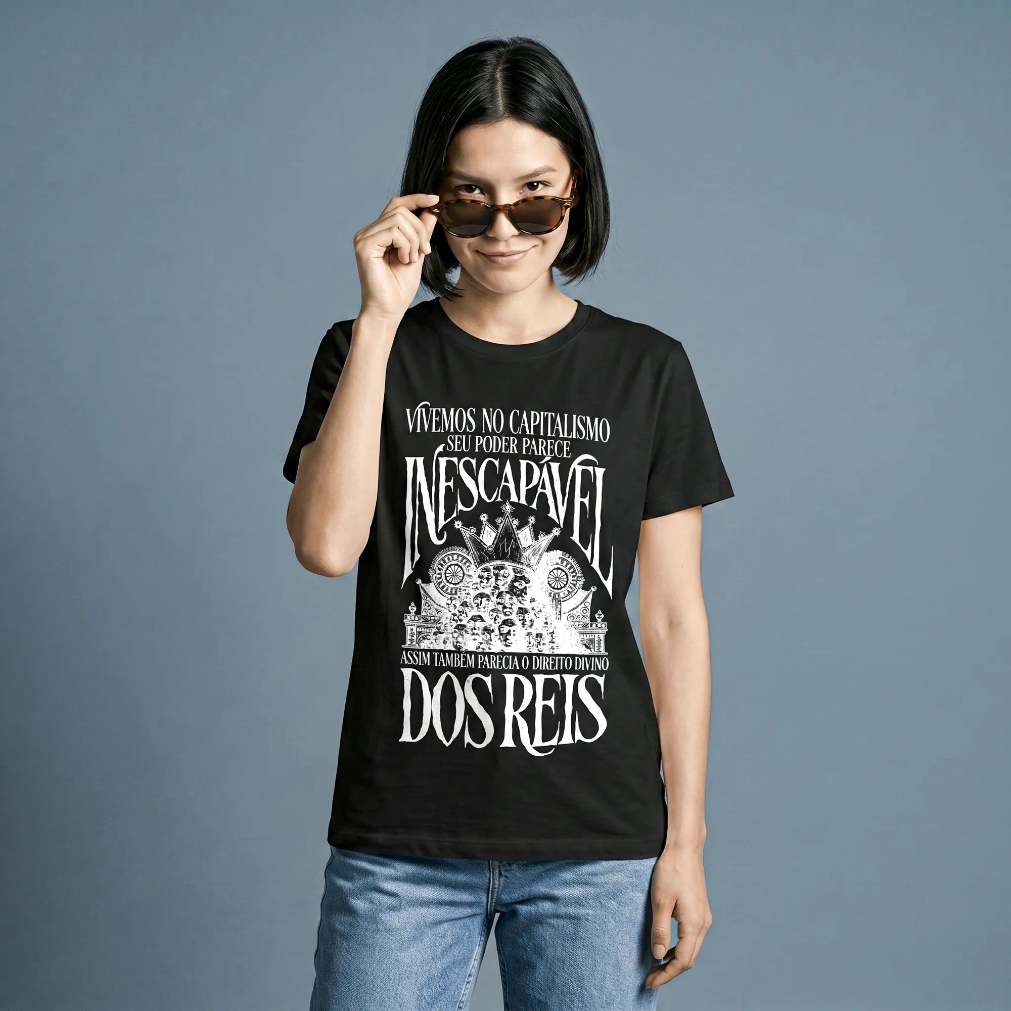 Camiseta Básica Vivemos no Capitalismo Feminina Preto