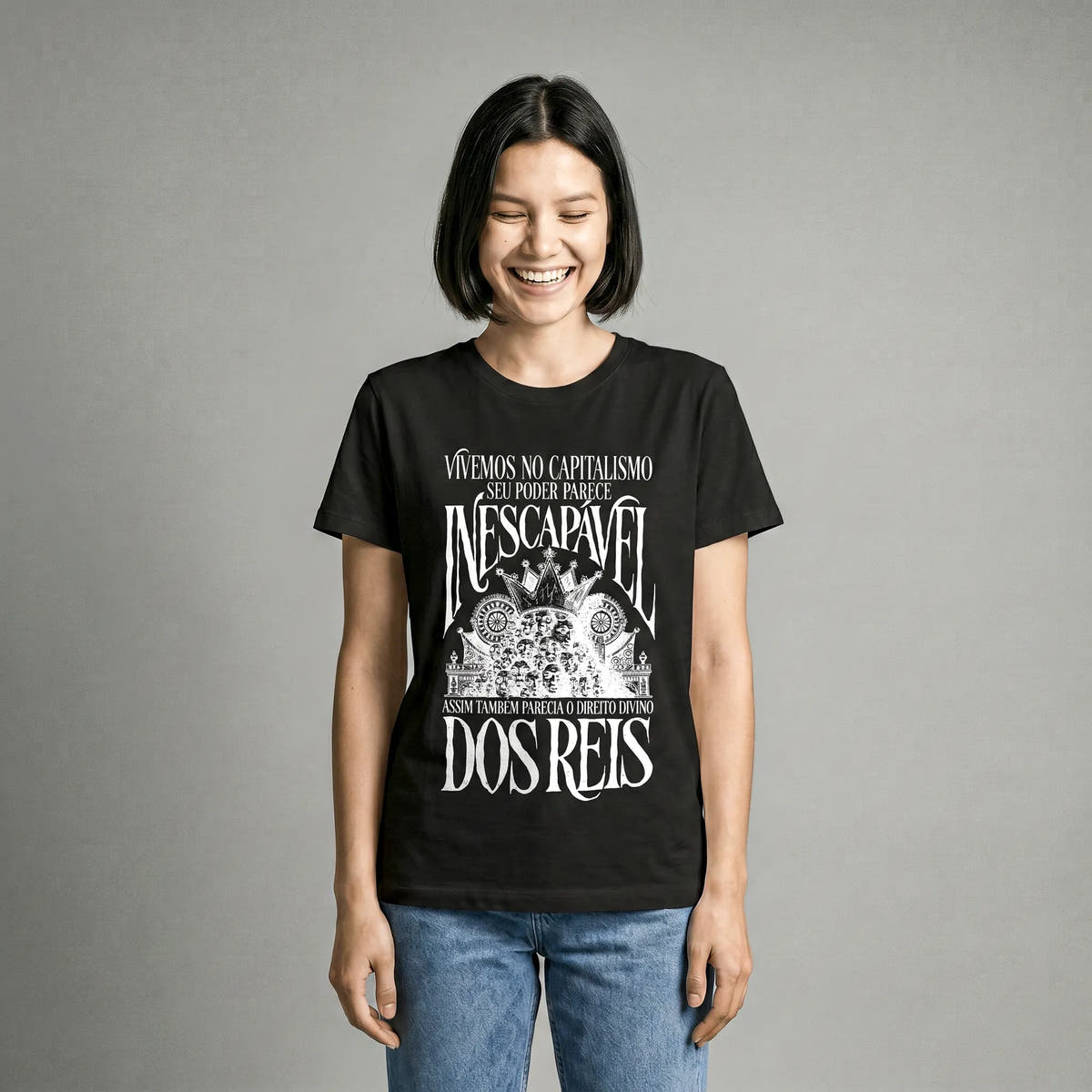 Camiseta Básica Vivemos no Capitalismo Feminina Preto