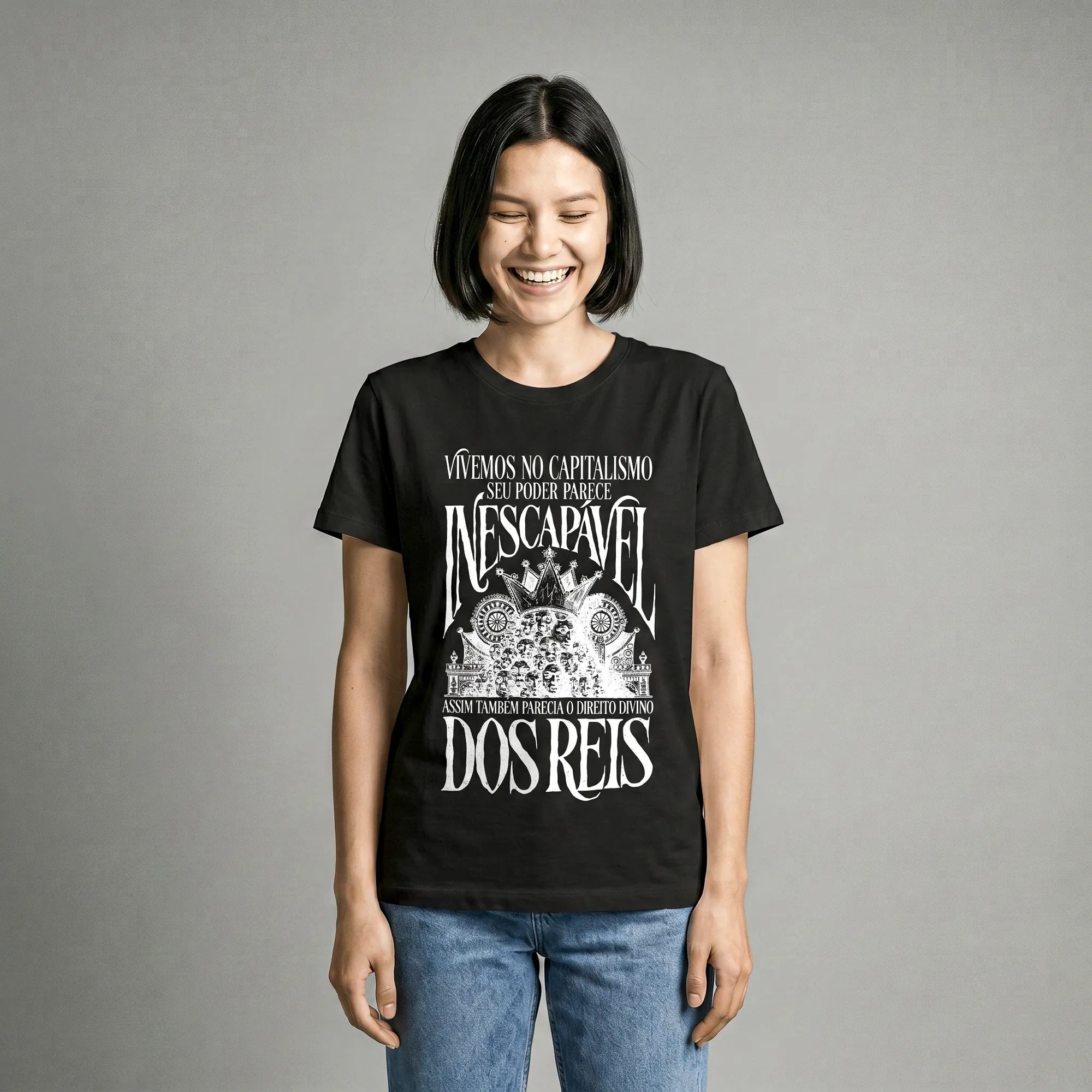 Camiseta Básica Vivemos no Capitalismo Feminina Preto
