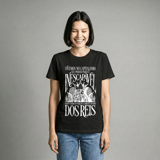 Camiseta Básica Vivemos no Capitalismo Feminina Preto