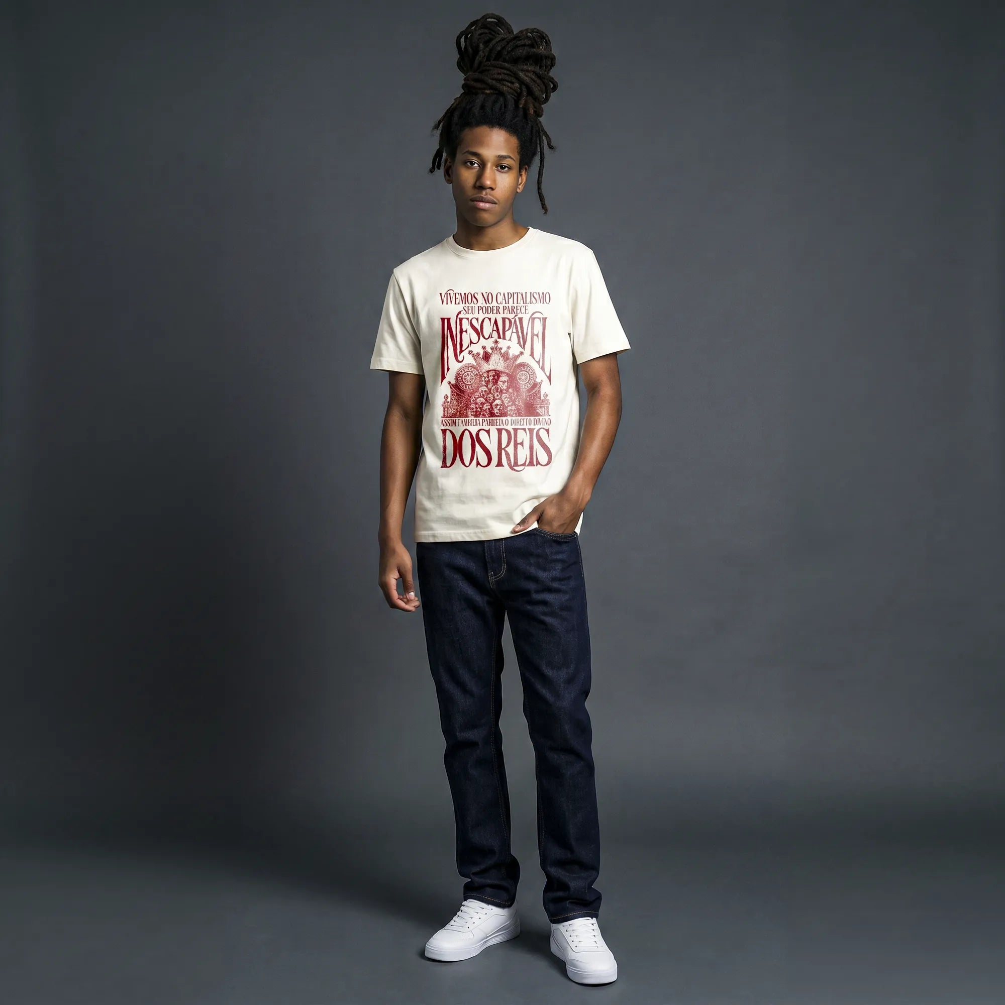 Camiseta Básica Vivemos no Capitalismo Masculina Off-White