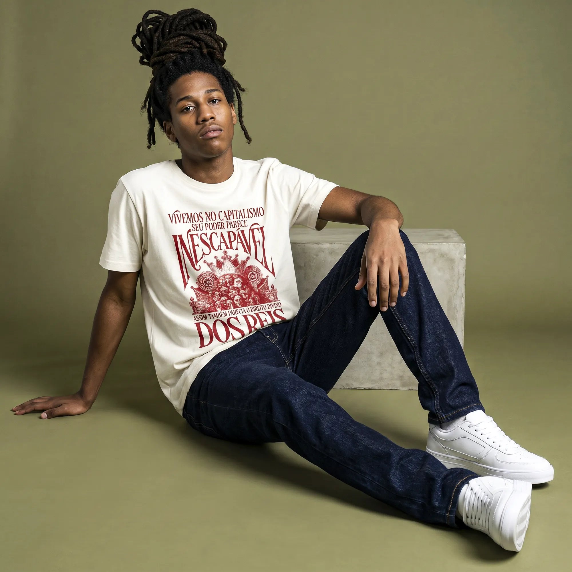 Camiseta Básica Vivemos no Capitalismo Masculina Off-White