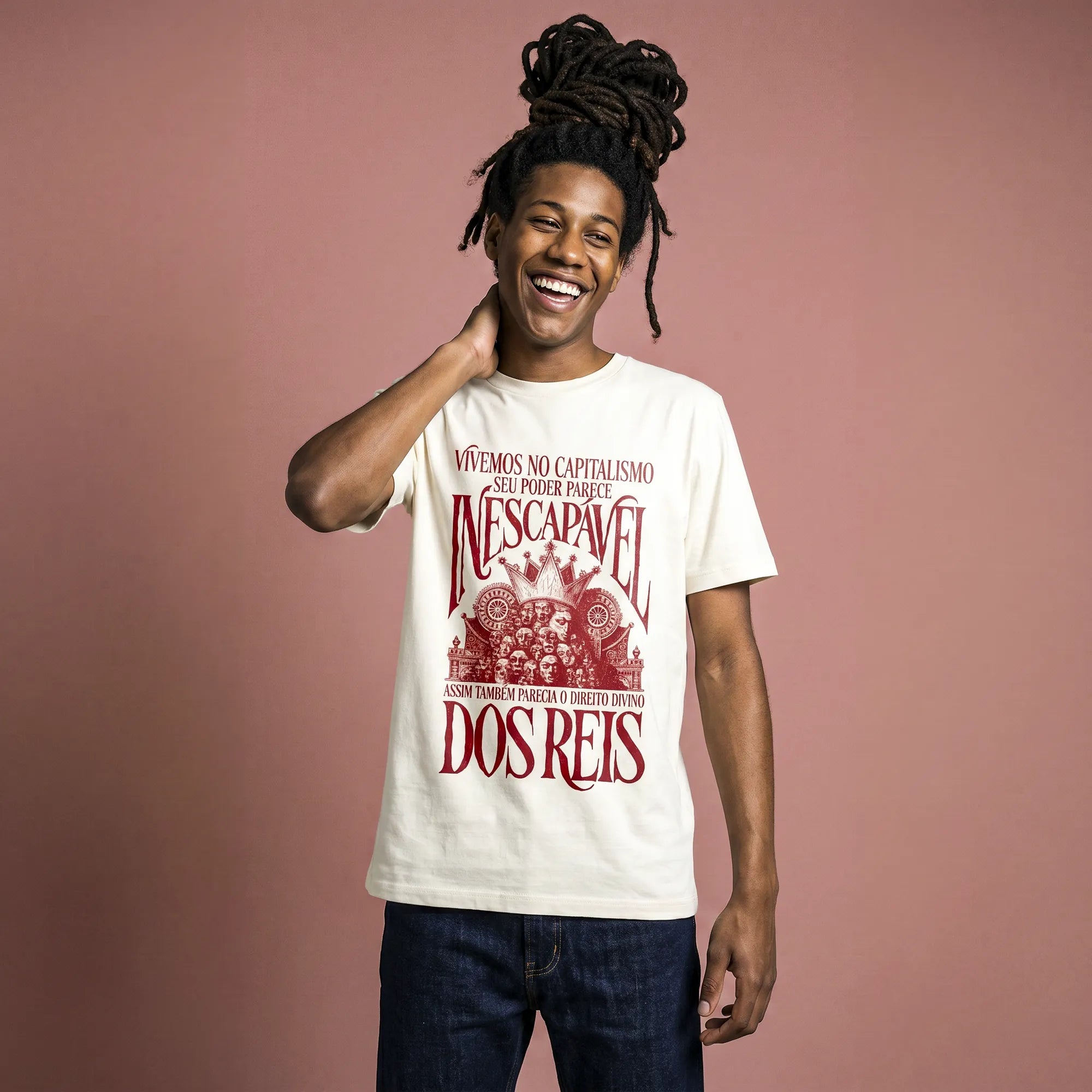Camiseta Básica Vivemos no Capitalismo Masculina Off-White