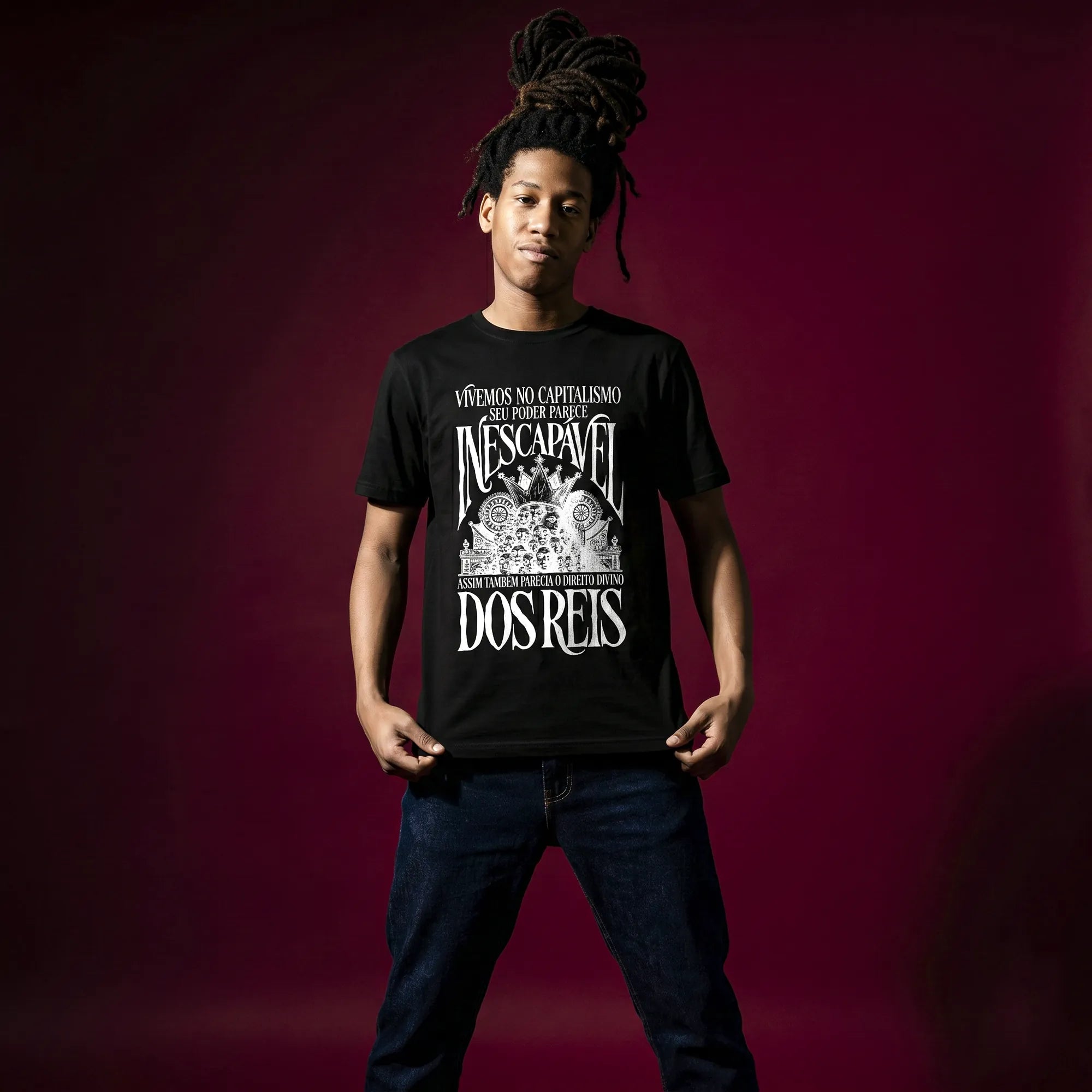 Camiseta Básica Vivemos no Capitalismo Masculina Preto