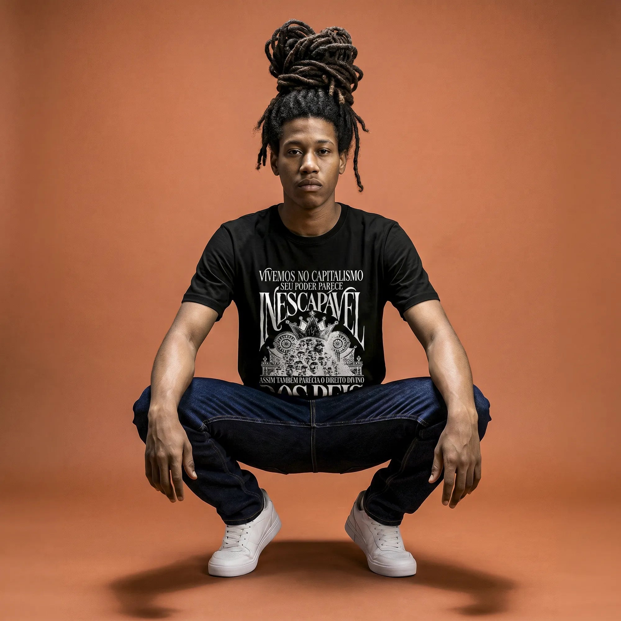Camiseta Básica Vivemos no Capitalismo Masculina Preto