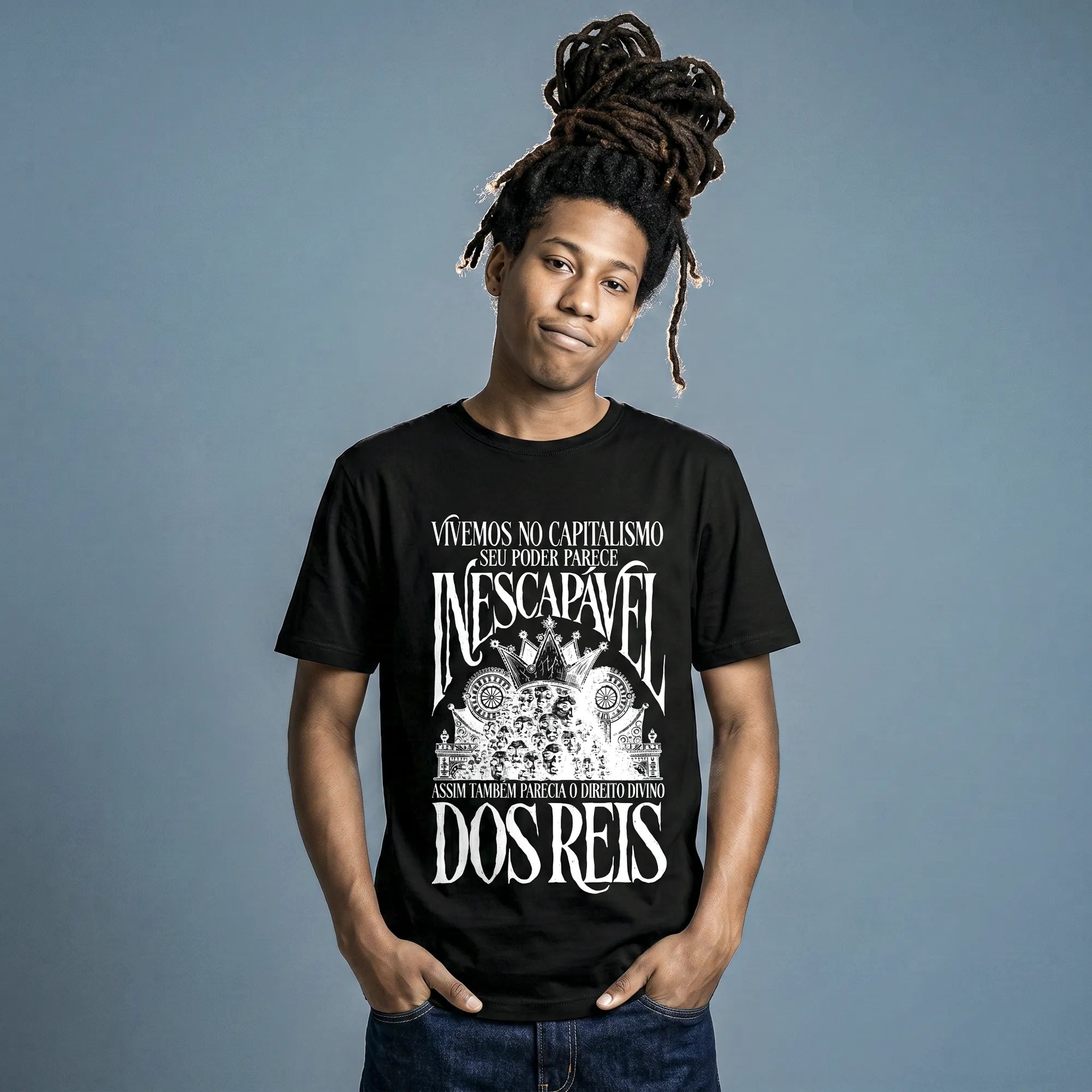Camiseta Básica Vivemos no Capitalismo Masculina Preto