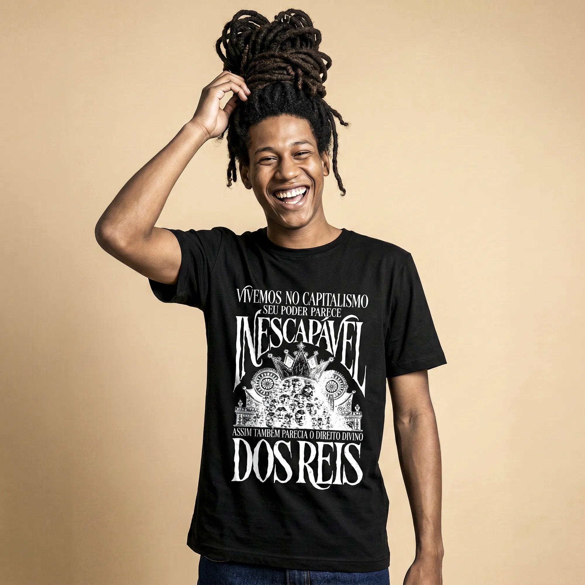 Camiseta Básica Vivemos no Capitalismo Masculina Preto
