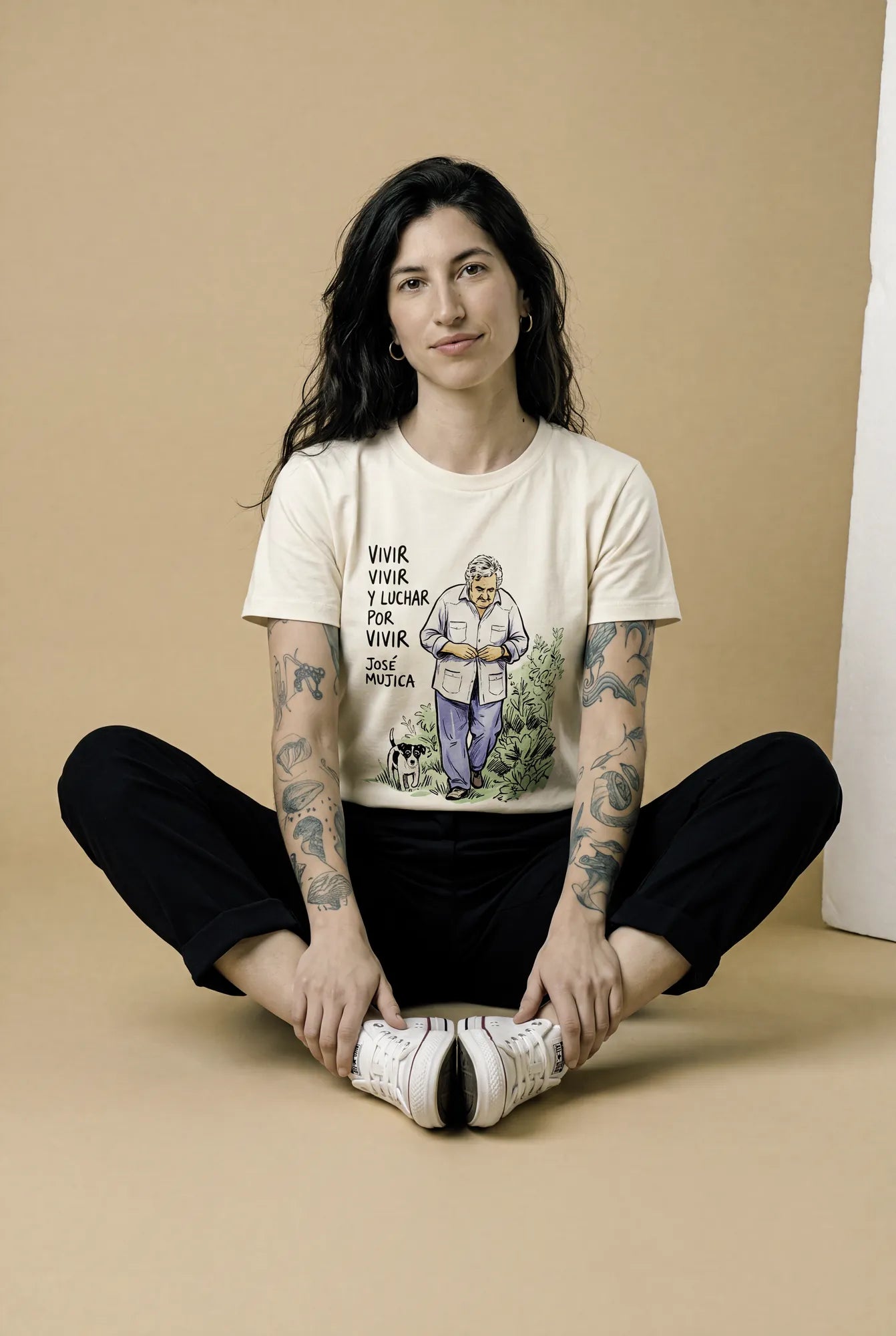 Camiseta Básica Vivir y Luchar por Vivir Feminina Off-White