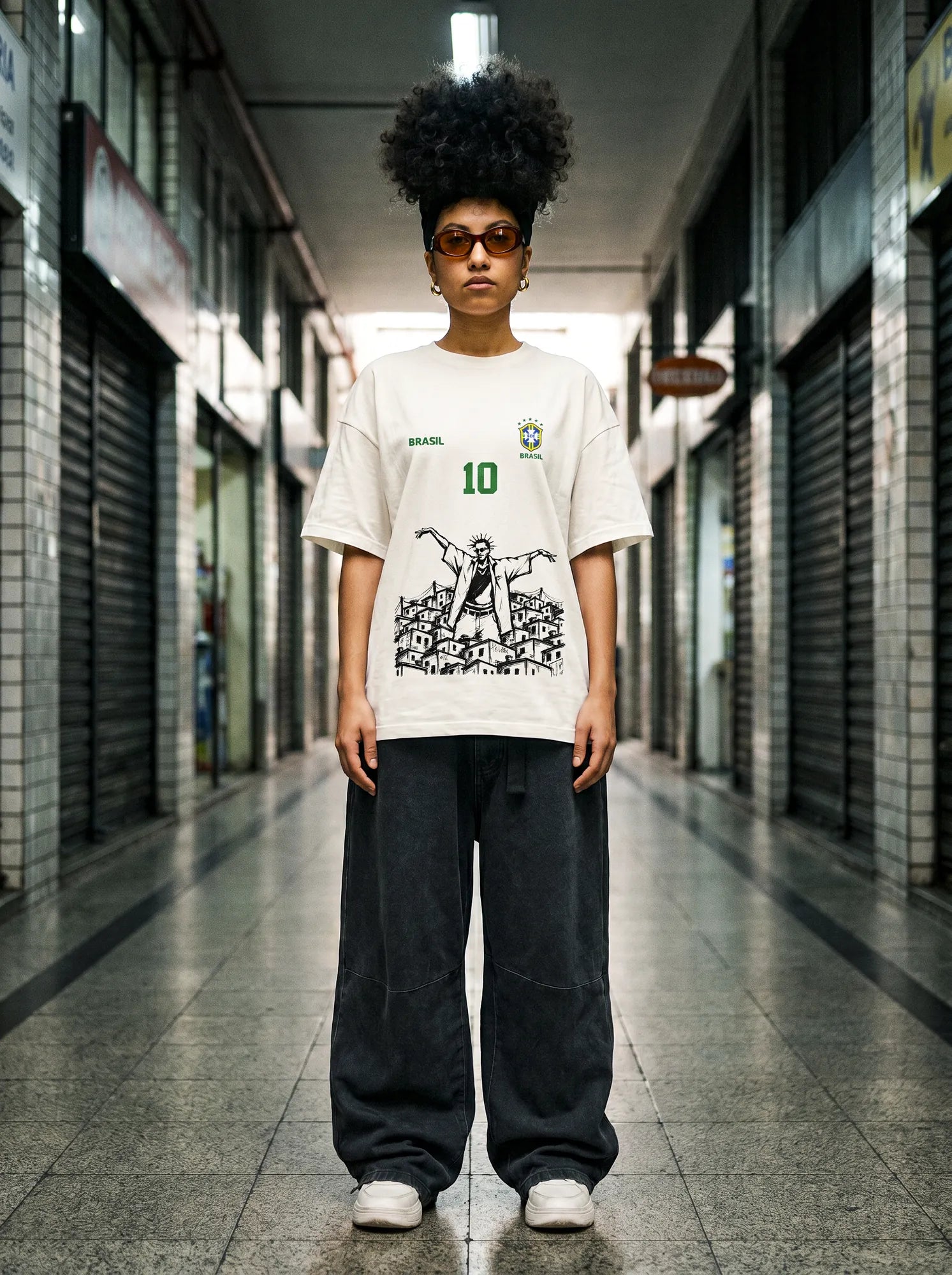 Camiseta Oversized 10 da Favela Sabotage Feminina Off-White